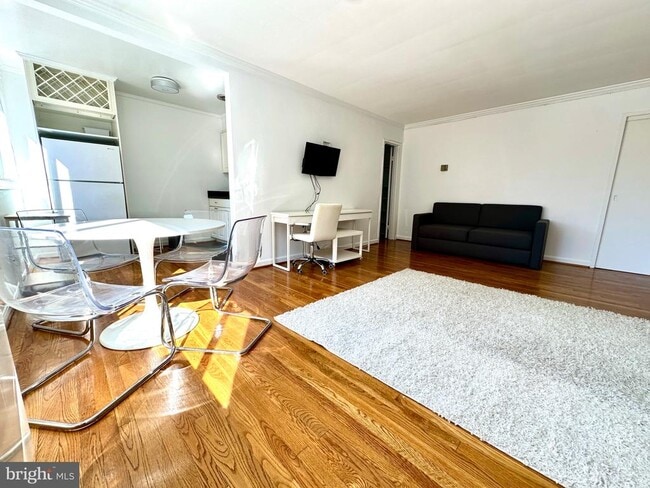 Foto del edificio - 5112 MacArthur Blvd NW