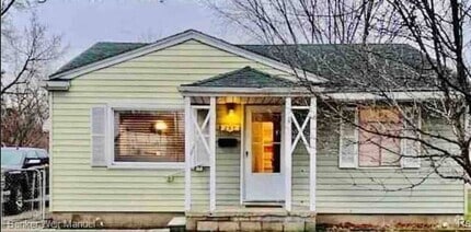 Building Photo - 257 W Goulson Ave