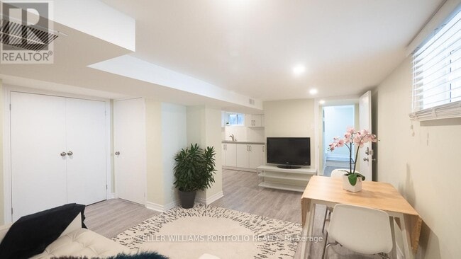 Photo du bâtiment - 128 Lambton Ave