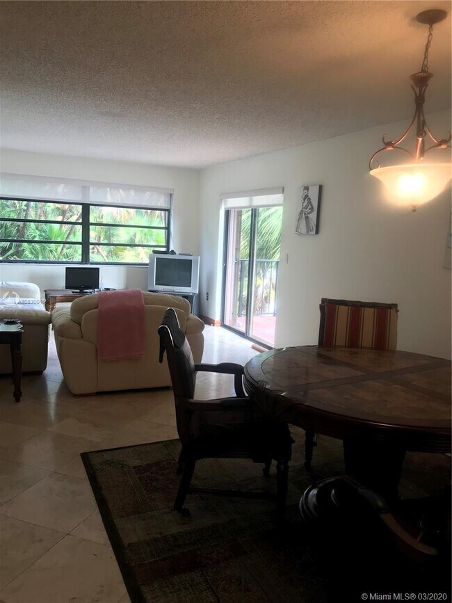 Foto del edificio - 605 NW 72nd Ave