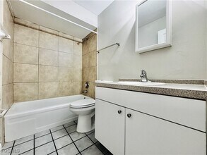 Building Photo - 706 SE 13th Ct