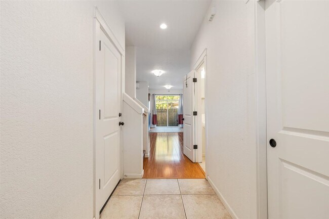 Foto del edificio - Charming 3 Bedroom 2.5 Bath Condo Available Now!