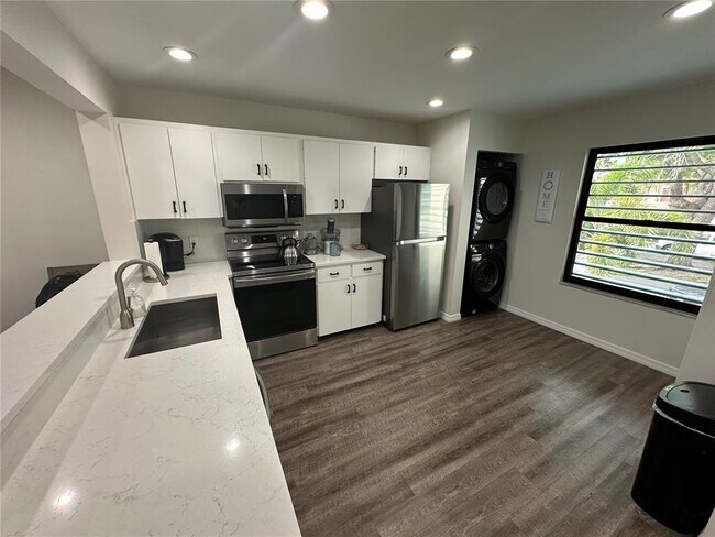 Foto del edificio - 619 Spring Lakes Blvd