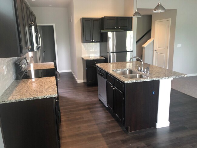 Foto del edificio - Ellis Flats Townhomes | Modern 3 Bedroom /...