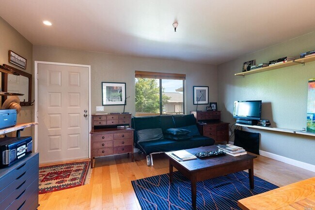 Foto del edificio - 720 Petaluma Blvd S