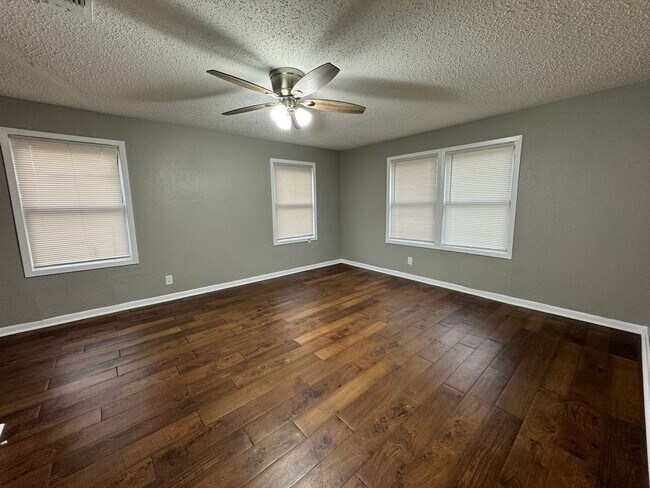 Building Photo - 5633 Highland Ave