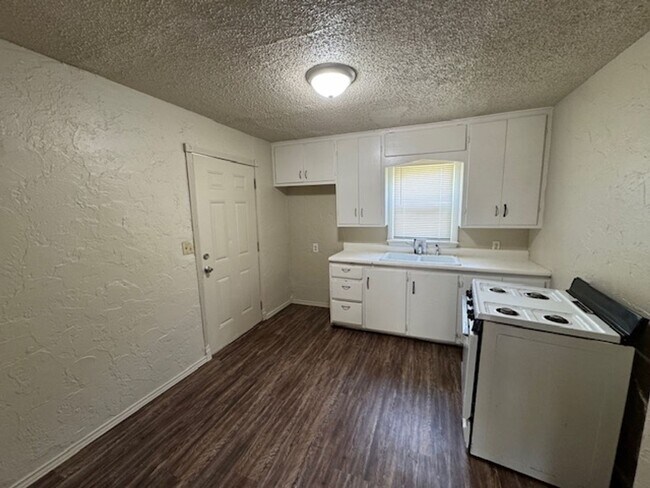 Foto del edificio - 2 bed 1 bath in OKC! New paint and ready f...