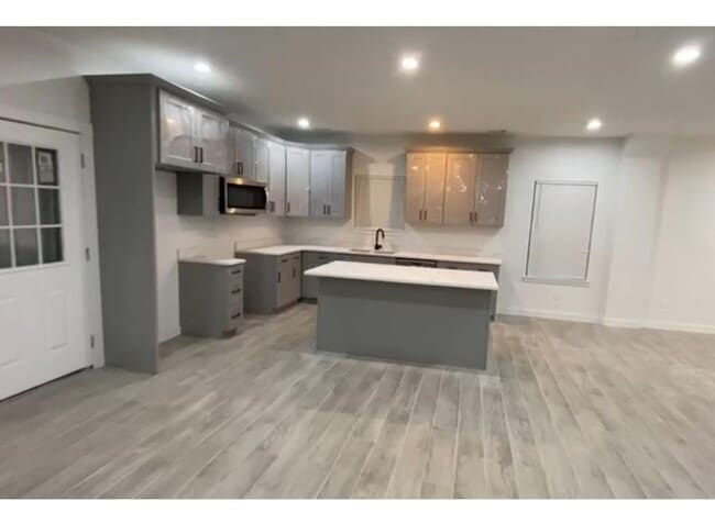 Building Photo - 9210 Martell St