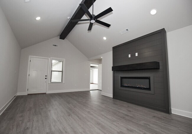 Foto del edificio - 1210 Monarch Rd