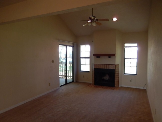Foto del edificio - 1102 Greentree Ct
