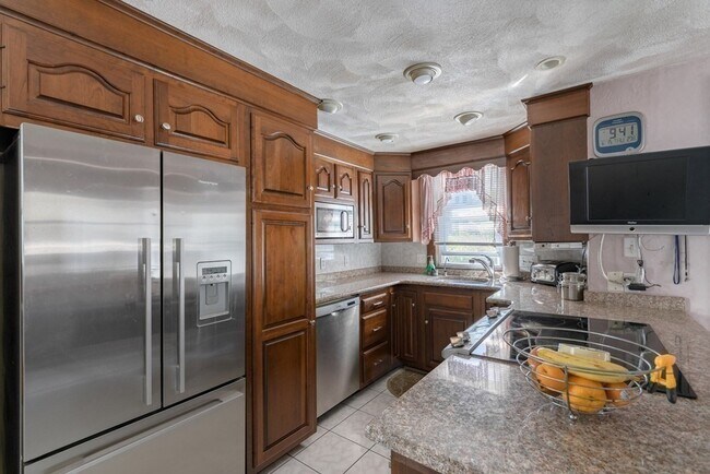 Building Photo - 80 Somerset Ave