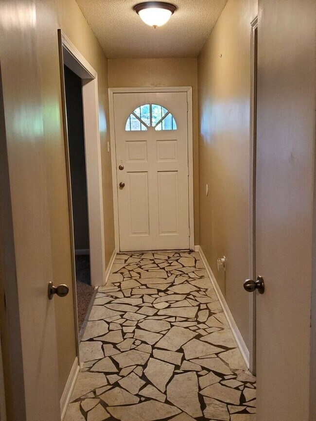 Foto del edificio - 6300 Gillham Dr