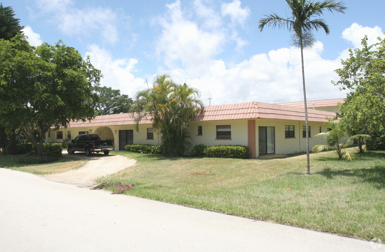 Building Photo - Las Flores Apartments