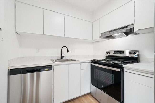 5143-5145 SE Knight - 5143-5145 SE Knight Apartment