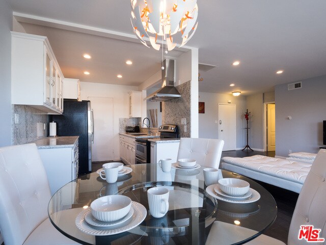 Foto del edificio - 248 S Doheny Dr