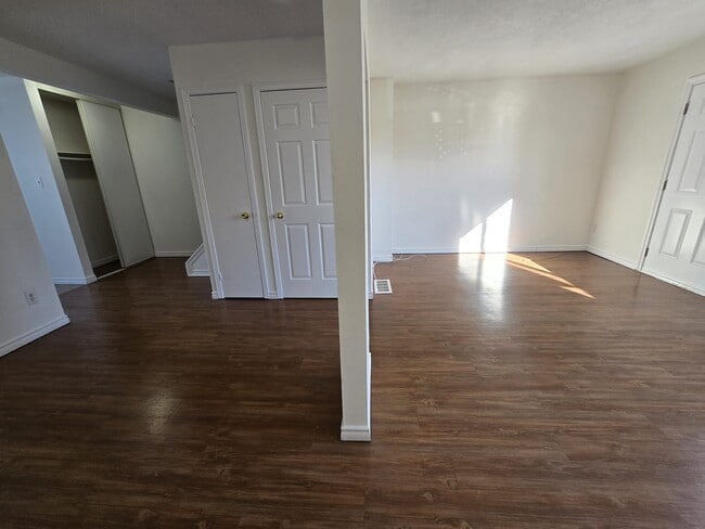 Building Photo - Stoneglen Townhouses