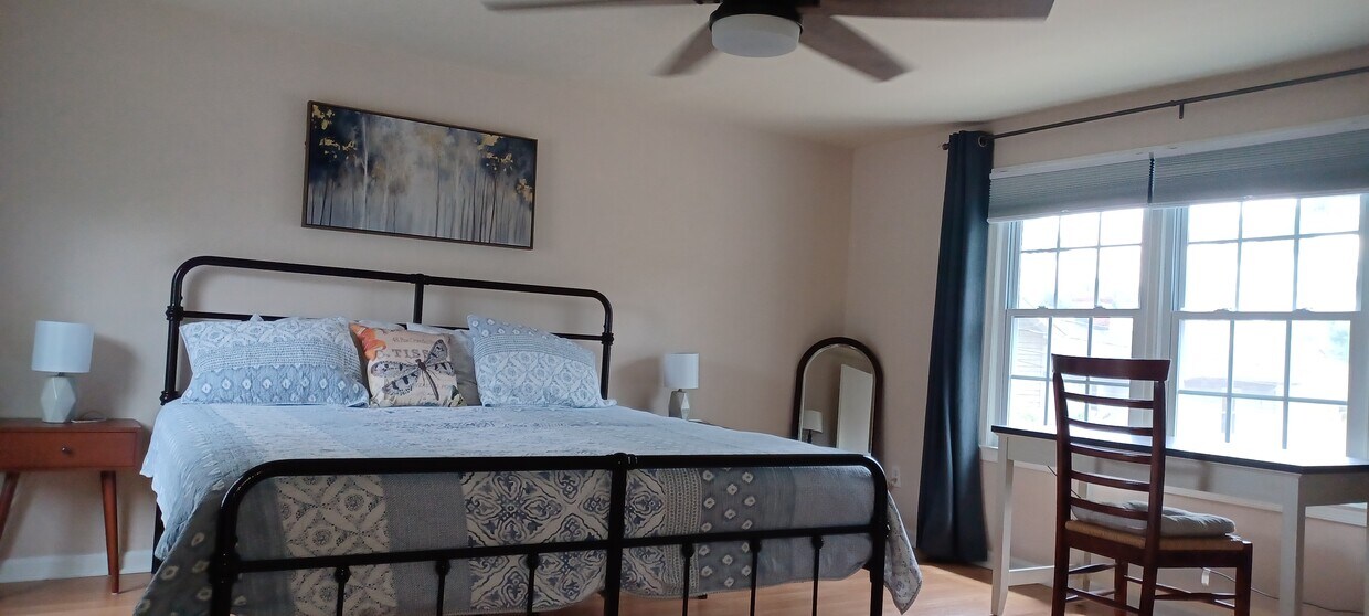 Dormitorio principal con cama tamaño king - 705 Elsom St