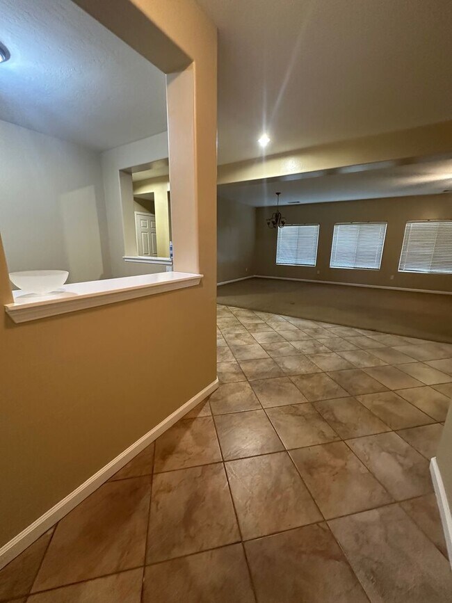 Building Photo - Southwest 4 bedroom