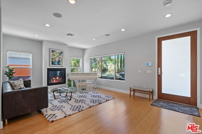 Foto del edificio - 560 N Plymouth Blvd