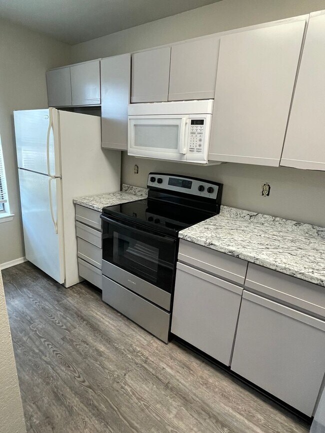 Foto del edificio - 3 BEDROOM 2 BATH CONDO BY UNT