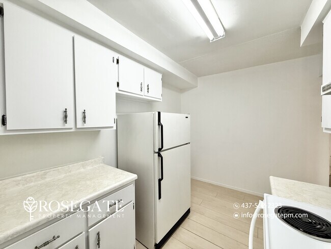 Photo du bâtiment - Pet-Friendly 2-Bedroom Apartment with Parking, Ensuite Laundry & Deck in East York