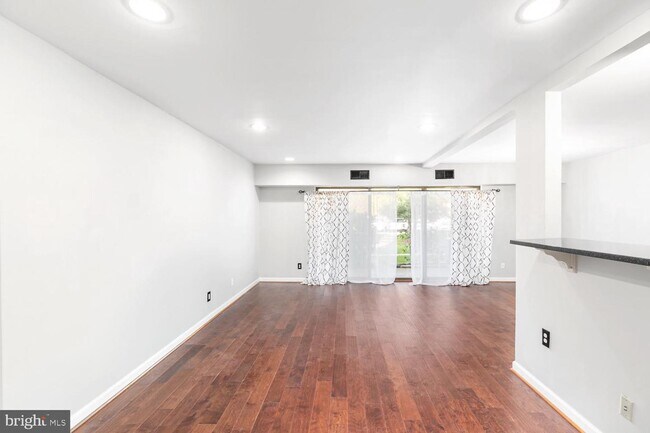 Foto del edificio - 7802 Dassett Ct