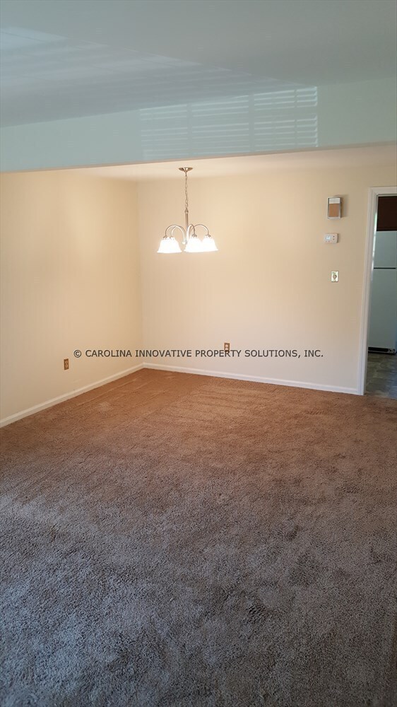 Building Photo - 2 Bedroom Townhouse in Prime Area
