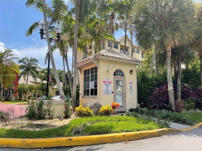 Foto del edificio - 8225 Lake Dr