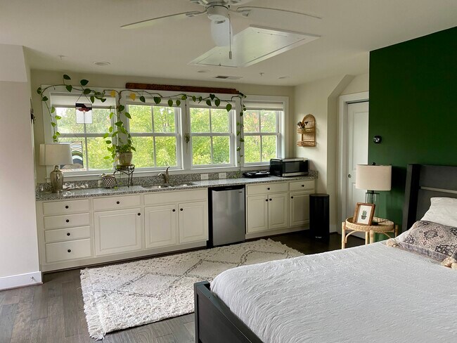 Cocina pequeña con ventanas orientadas al norte con vistas a la arbolada avenida Custis. - 2115 Main Line Blvd