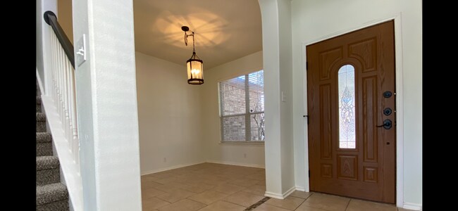 Foto del edificio - Spacious Three-Bedroom Home in Great Locat...