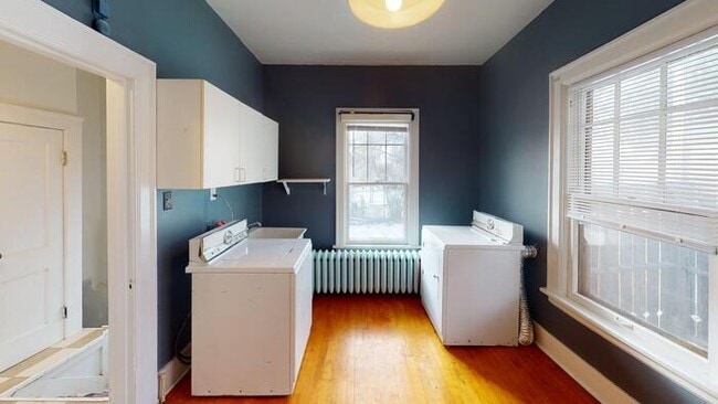 Building Photo - 206 W Custer Park St