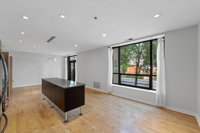 Foto del edificio - 3104 W Lake St