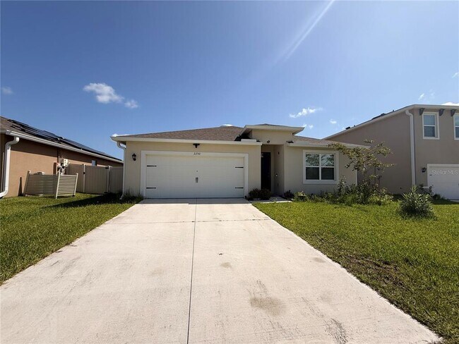 Building Photo - 2250 Hidden Palm Dr