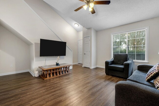 Foto del edificio - 119 Belmont Rd