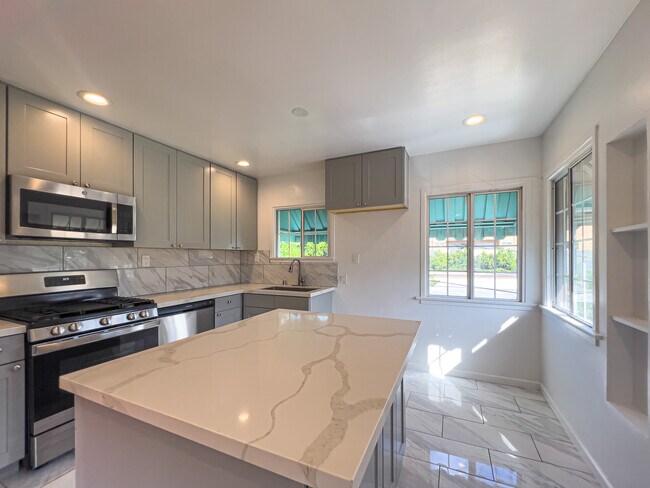 Building Photo - 587 W Stocker St