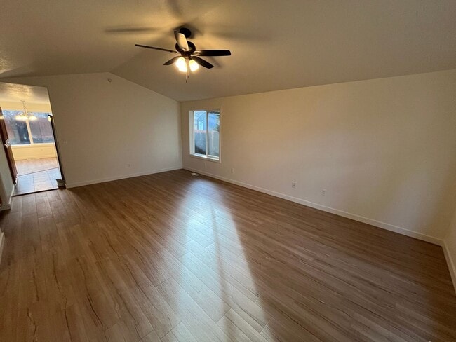 Foto del edificio - 3 Bed/2 Bath Single Level Home in NE Bend - Near St. Charles