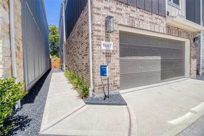Building Photo - 16012 Oregon Oak Dr