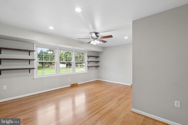 Foto del edificio - 8109 Broadview Dr