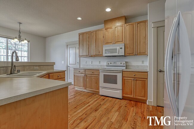 Building Photo - Pet Friendly Beautiful 3 Bed 2.5 Bath Town...