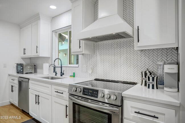 Foto del edificio - 6816 E Vernon Ave