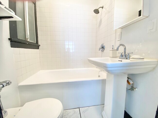 Foto del edificio - 5849 W Sunset Blvd
