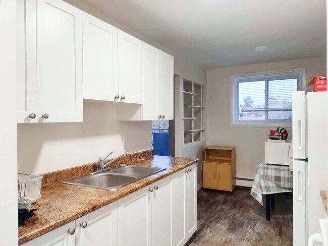 Building Photo - 527 Parkside Dr