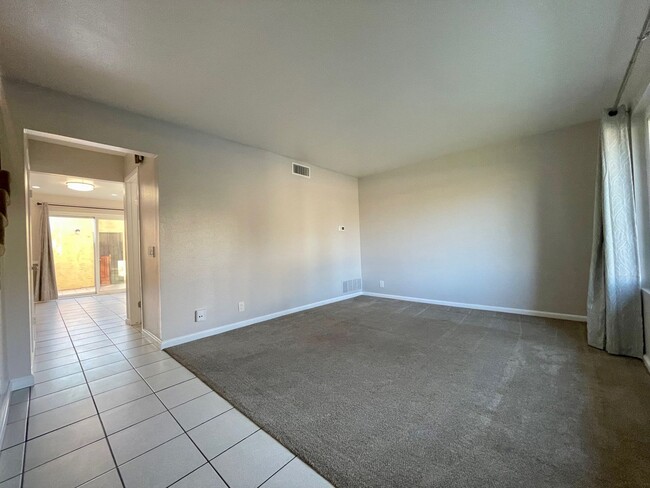 Building Photo - 2 Bed-1.5 Bath Two Story Condo in Santee