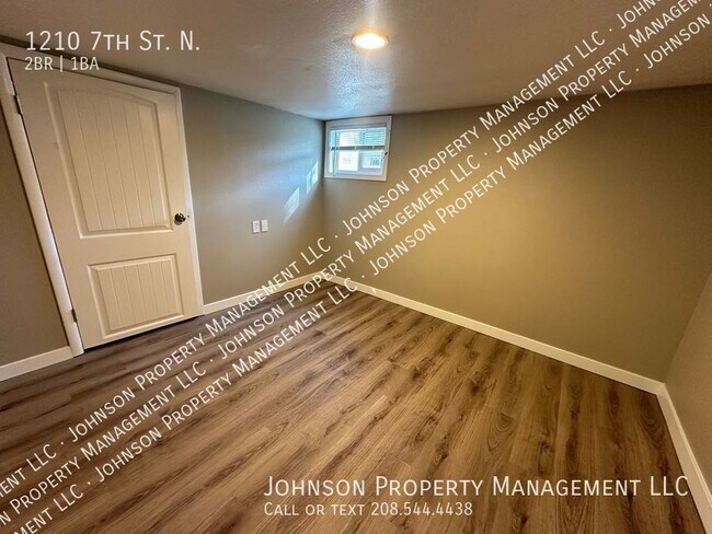 Building Photo - Charming 2-Bedroom Apartment on Lakeview P...
