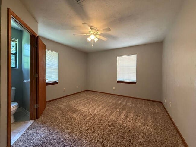 Foto del edificio - 2/2 Right at the Front of BREWSTER ESTATES w/ FENCED YARD!
