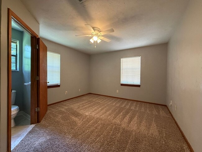 Building Photo - 2/2 Right at the Front of BREWSTER ESTATES w/ FENCED YARD!