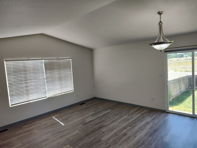 Foto del edificio - ALL PROSPECTIVE TENANTS MUST SUBMIT A $58 NON-REFUNDABLE APPLICATION FEE PER APPLICANT ONLINE AND...