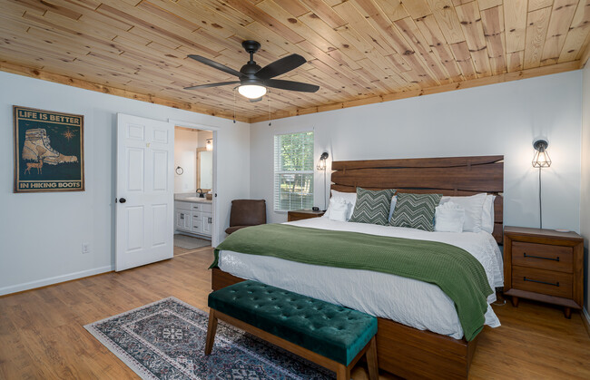 King bedroom - 1323 Zenith Trl