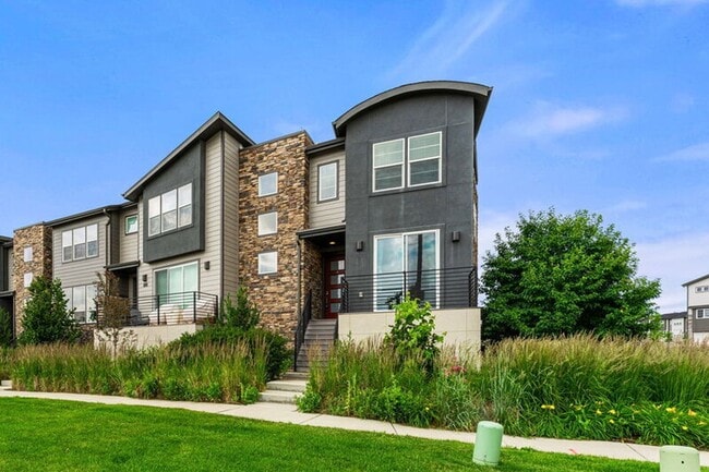 Building Photo - Modern End Unit in the Meadows!