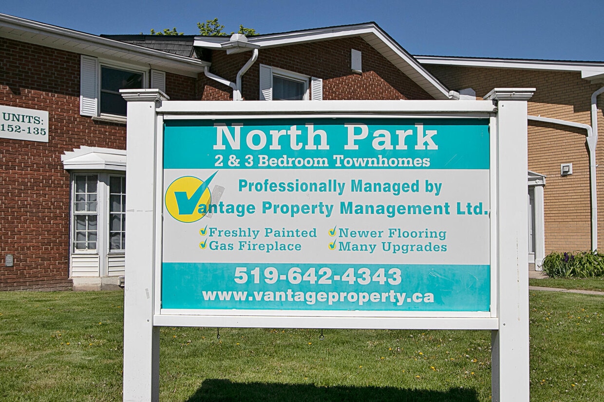 Photo principale - 2 BEDROOM-3 LEVEL TOWNHOME ON ARBOUR GLEN ...